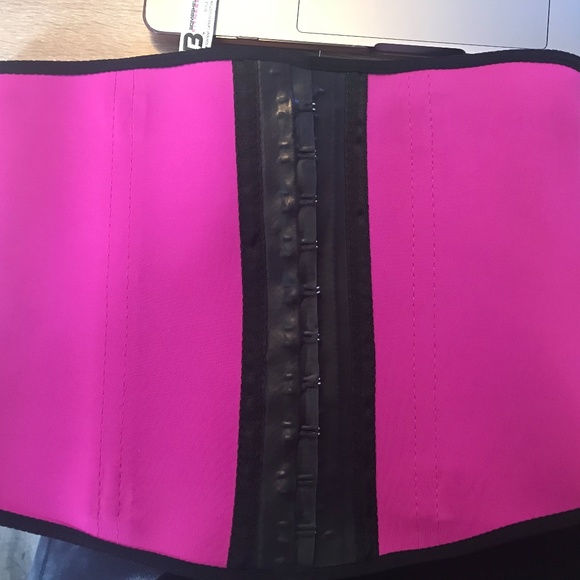 Bombshell Fitness Shaper, Fuchsia Size G - Picture 2 of 4